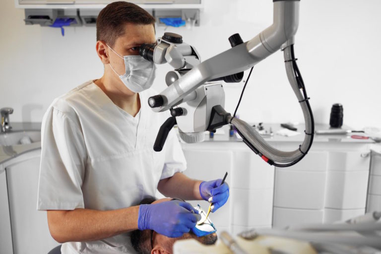 Precyzyjne leczenie zębów dzięki mikroskopowi – historia poznańskiego dentysty
