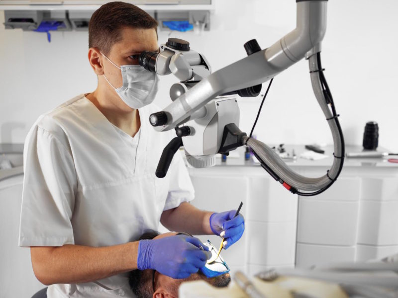 Precyzyjne leczenie zębów dzięki mikroskopowi – historia poznańskiego dentysty