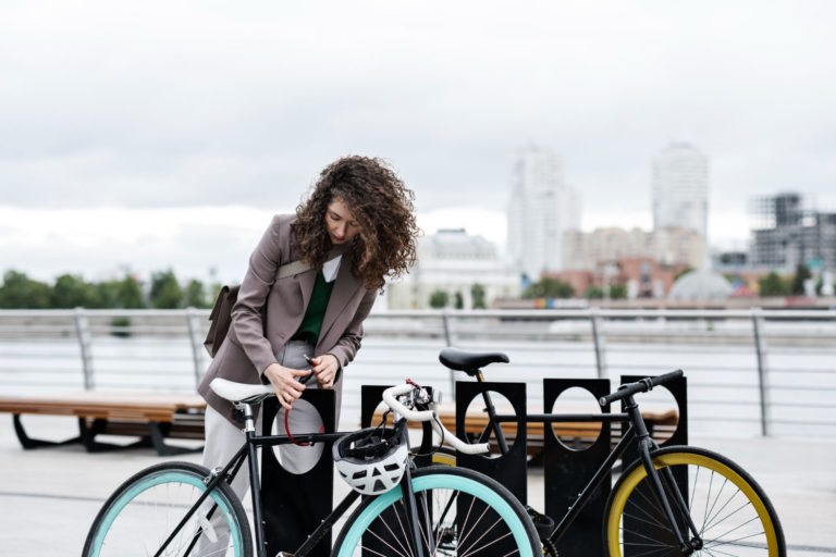 Bezpieczne pedałowanie – dlaczego warto zainwestować w ubezpieczenie rowerowe?