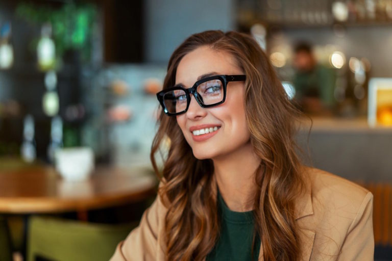Damskie okulary korekcyjne od Prada – połączenie stylu i praktyczności