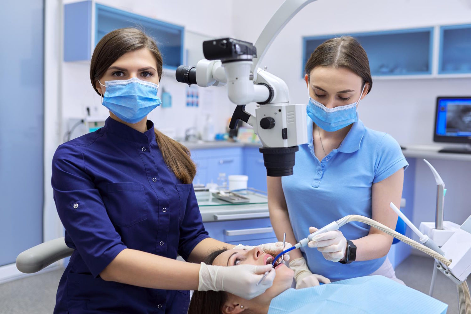 Nowoczesna stomatologia: leczenie zębów za pomocą mikroskopu