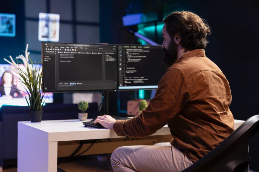 Praca w branży IT wiąże się z wieloma wyzwaniami psychologicznymi – od stresu po rywalizację czy trudności w zachowaniu równowagi między życiem prywatnym a zawodowym