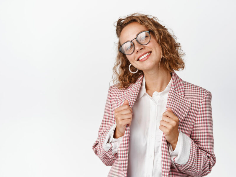 Prada na nosie: Gdzie elegancja spotyka jakość w damskich okularach korekcyjnych