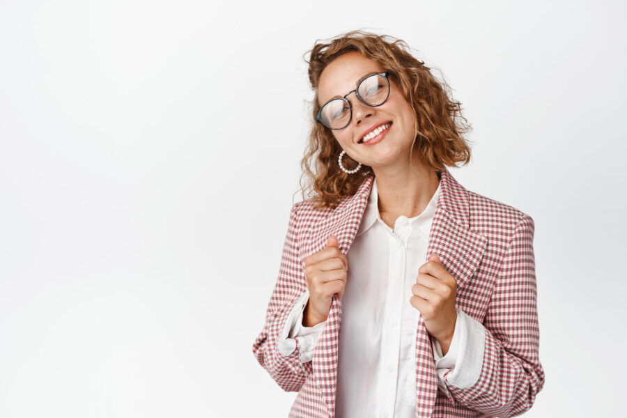 Prada na nosie: Gdzie elegancja spotyka jakość w damskich okularach korekcyjnych