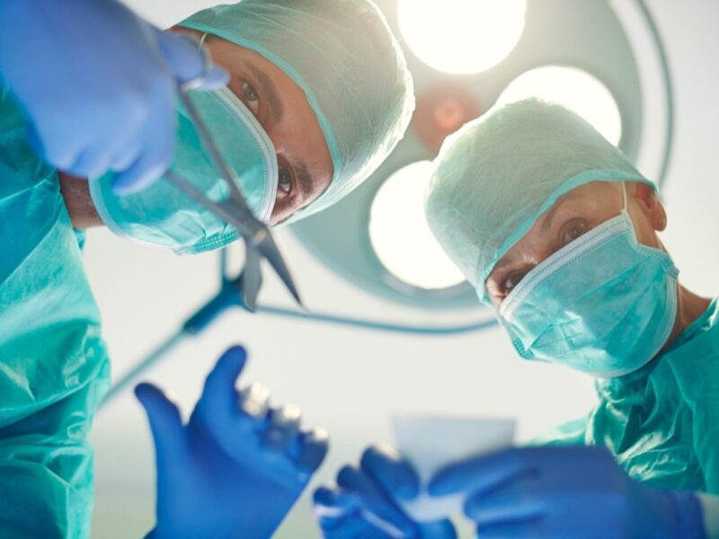 Zagrożenia w zawodzie medycznym: jak ubezpieczenie OC chroni lekarzy w sytuacjach kryzysowych